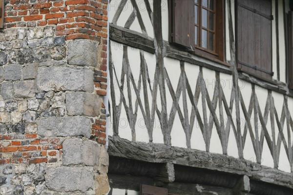 France, Haute Normandie, Seine Maritime, pays de Caux, le bourg dun, habitat traditionnel dans le village, colombages en croisillons et mur de pierre, brique et silex,