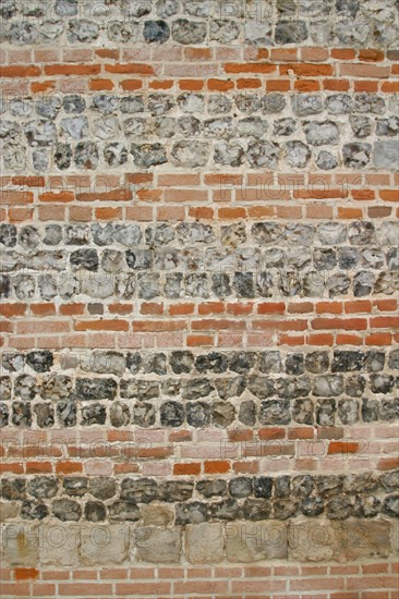 France, Haute Normandie, Seine Maritime, pays de Caux, le bourg dun, habitat traditionnel dans le village, mur de pierre, brique et silex,