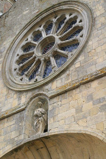 France, Haute Normandie, Seine Maritime, pays de Caux, le bourg dun, eglise, detail rose de la facade,