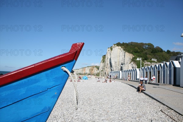 France, Haute Normandie, Seine Maritime, pays des hautes falaises, yport, la plage et les falaises amont, barque, doris, cabines de bains,