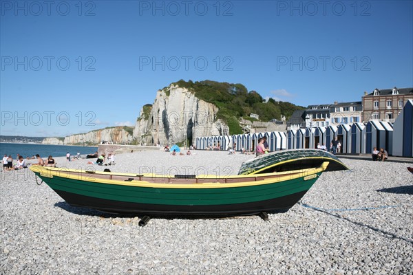 France, Haute Normandie, Seine Maritime, pays des hautes falaises, yport, la plage et les falaises amont, barque, doris,