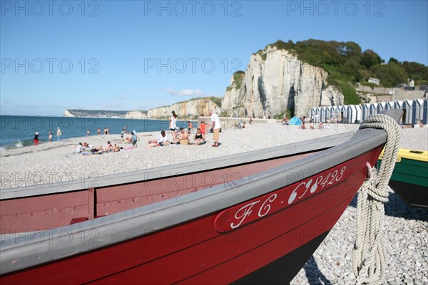 France, Haute Normandie, Seine Maritime, pays des hautes falaises, yport, la plage et les falaises amont, barque, doris,