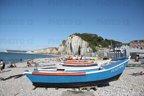 France, Haute Normandie, Seine Maritime, pays des hautes falaises, yport, la plage et les falaises amont, barque, doris,