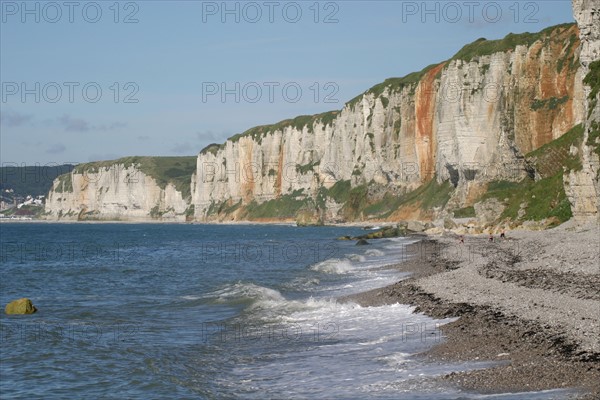 France, Haute Normandie, Seine Maritime, pays des hautes falaises, yport, la plage et les falaises amont, mer, vagues,