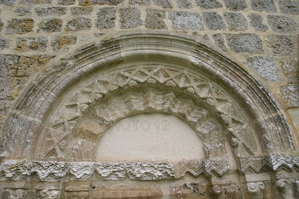 France, Haute Normandie, Seine Maritime, pays de Caux maritime, la gaillarde, chapelle sainte marguerite, art roman, motif a chevrons, porche,