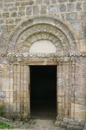 France, Haute Normandie, Seine Maritime, pays de Caux maritime, la gaillarde, chapelle sainte marguerite, art roman, motif a chevrons, porche,