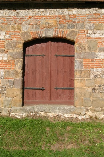 France, Haute Normandie, Seine Maritime, pays du caux maritime, auberville la manuel, detail architecture polychrome, habitat traditionnel, brique pierre et silex, porte en bois,