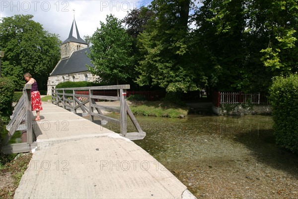 France, Haute Normandie, Seine Maritime, pays du caux maritime, cany barville, pres de la chapelle de Barville, jeune femme sur le pont, personnage ok,