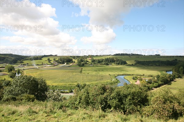 France, Haute Normandie, Seine Maritime, pays de Caux maritime, Paluel, panorama sur la vallee de la Durdent, meandre de la riviere, ciel nuageux,