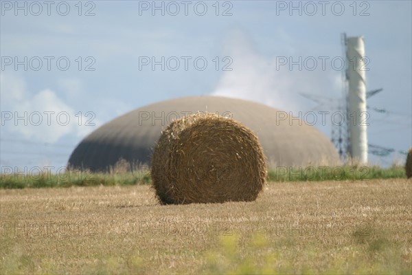 France, Haute Normandie, Seine Maritime, pays de Caux maritime, Paluel, centrale nucleaire de Paluel, champ de paille, roundballer, environnement, energie, developpement durable,