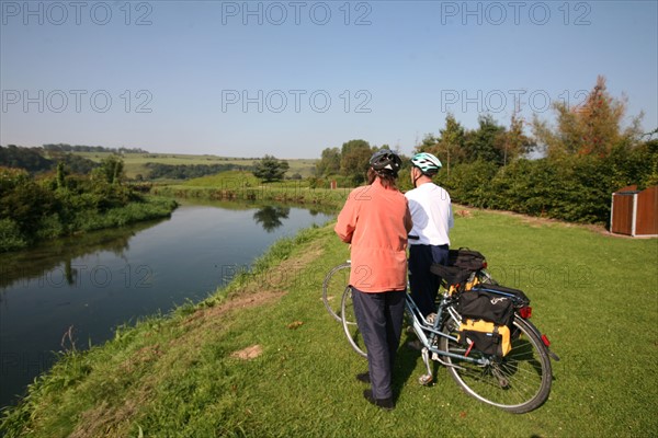 France, Haute Normandie, Seine Maritime, pays de Caux maritime, Paluel, aire de repos pres de la Durdent, cyclistes seniors, velo, casque,