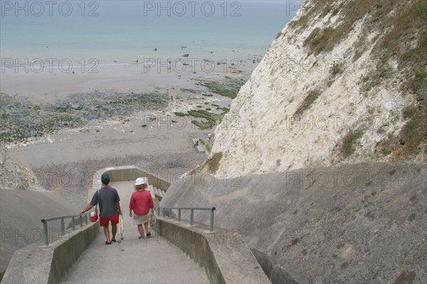 France, Haute Normandie, Seine Maritime, pays de Caux maritime, Sotteville-sur-Mer, valleuse, escaliers dans la falaise, maree basse,