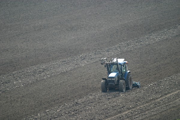 France, Haute Normandie, Seine Maritime, vallee de la Seine, tracteur labourant au bord de Seine vers le trait, depuis la passerelle d'un cargo,