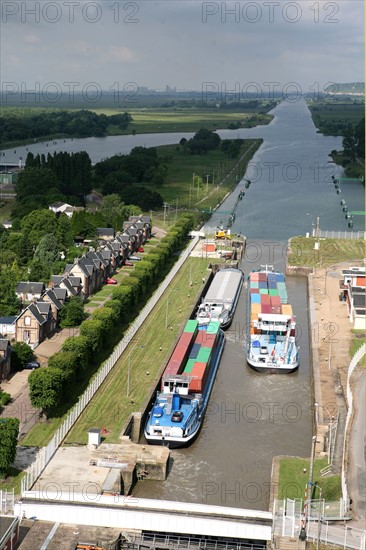 France, Haute Normandie, Seine Maritime, vallee de la Seine, Tancarville, debouche des ecluses et la Seine, fleuve et canal, peniches et barges, transport fluvial, porte conteneurs, container,