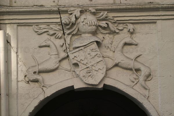 France, Haute Normandie, Seine Maritime, Rouen, rue etoupee, detail habitat, maison, sculpture, habitat traditionnel, ornement, decor, facade, sculpture, chevalier, armure, armoiries, medieval, heraldique, histoire, pierre