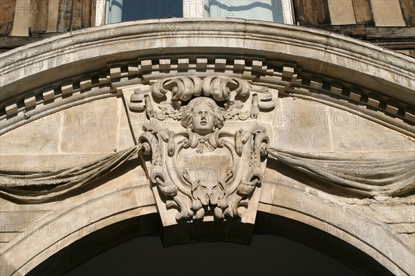 France, Haute Normandie, Seine Maritime, Rouen, place de la pucelle, habitat traditionnel, ornement de facade, mascaron, figure sculptee, femme, visage,