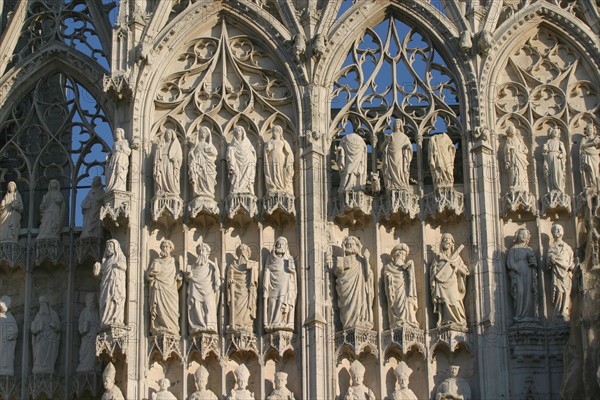 France, Haute Normandie, Seine Maritime, Rouen, cathedrale Notre-Dame, art gothique, facade occidentale, detail personnages sculptes, ogives,