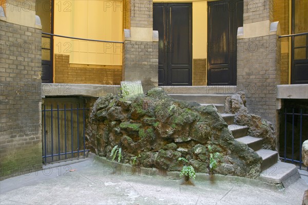 France, Haute Normandie, Seine Maritime, Rouen, vestige du donjon ou jeanne d'arc fut emprisonnee, 102 rue jeanne d'arc, histoire, vestige, immeuble d'habitation, puits, escalier,