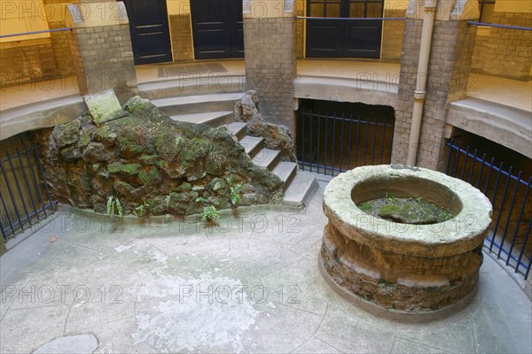 France, Haute Normandie, Seine Maritime, Rouen, vestige du donjon ou jeanne d'arc fut emprisonnee, 102 rue jeanne d'arc, histoire, vestige, immeuble d'habitation, puits, escalier,