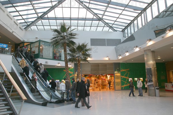 France, Haute Normandie, Seine Maritime, Rouen, centre ville, espaces du palais, centre commercial, galerie marchande, escalator, verriere, quartier du palais de justice, palmiers,