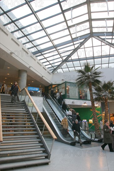 France, Haute Normandie, Seine Maritime, Rouen, centre ville, espaces du palais, centre commercial, galerie marchande, escalator, verriere, quartier du palais de justice, palmiers,