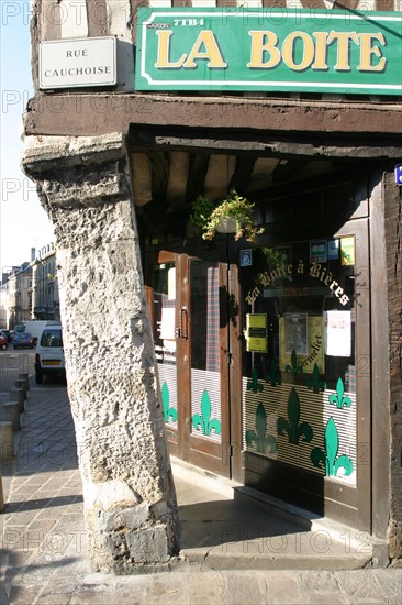 France, Haute Normandie, Seine Maritime, Rouen, rue cauchoise, habitat traditionnel, maisons a pans de bois, colombages, medieval, vieux quartier historique, commerces, pilier qui penche, galerie,