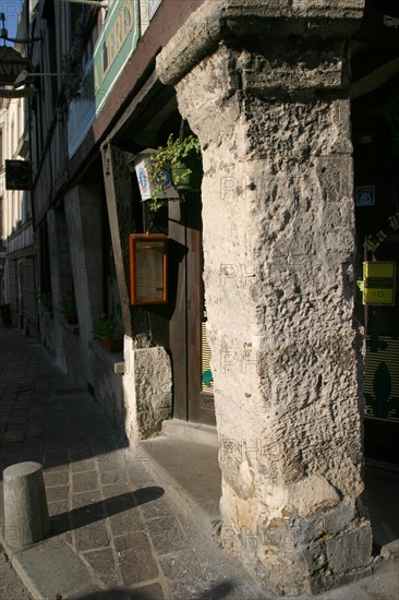 France, Haute Normandie, Seine Maritime, Rouen, rue cauchoise, habitat traditionnel, maisons a pans de bois, colombages, medieval, vieux quartier historique, commerces, pilier qui penche, galerie,