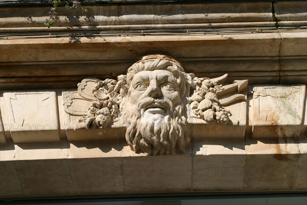 France, Haute Normandie, Seine Maritime, Rouen, place de la pucelle, 
ornement de facade, figure d'homme, mascaron, neptune, trident,