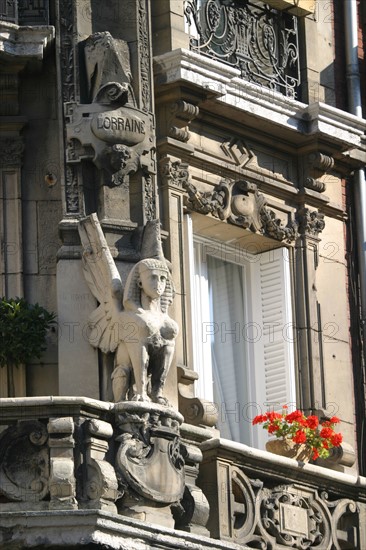 France, Haute Normandie, Seine Maritime, Rouen, immeubles de rapport 
rue alsace lorraine
, detail habitat, maison, sculpture, habitat traditionnel, ornement, decor, facade, sculpture, sphinge, balcon,