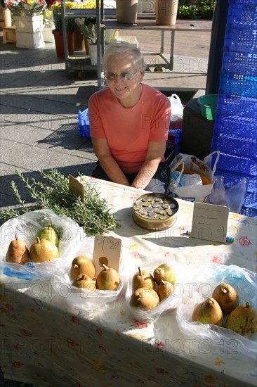 France, Haute Normandie, Seine Maritime, Rouen, marche du week end, place saint marc, alimentation et brocante, gastronomie, antiquites,