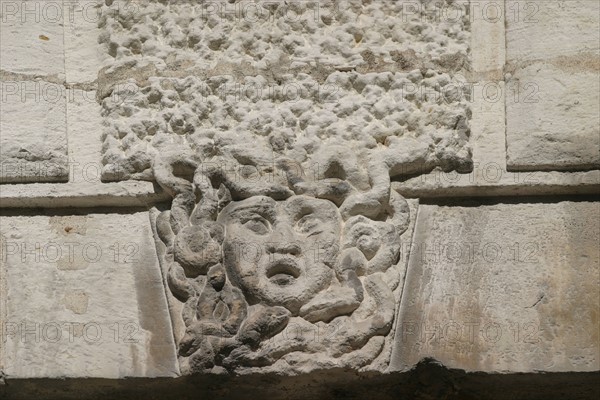 France, Haute Normandie, Seine Maritime, Rouen, rue eau de robec, habitat traditionnel, detail tete sculptee, linteau de porte, meduse, maison de pierre,