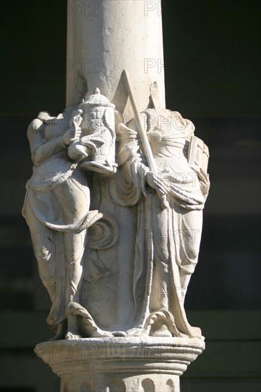 France, Haute Normandie, Seine Maritime, Rouen, rue du ruissel, detail facade maison, pans de bois, colombages, vieux Rouen, sculptures sans tete,