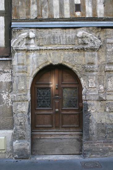 France, Haute Normandie, Seine Maritime, Rouen, rue de bourg l'abbe, detail habitat, maison, sculpture, porche, habitat traditionnel, ornement, decor, facade