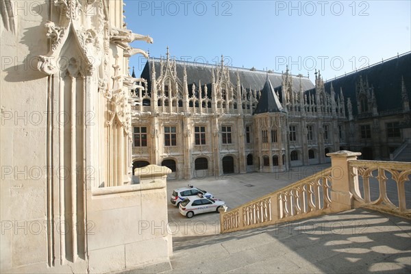 France, Haute Normandie, Seine Maritime, Rouen, palais de justice, tribunal, institution, monument historique restaure en 2007, neo gothique, cour d'honneur, palais royal, tour centrale, grand escalier,