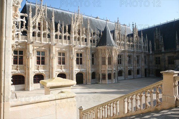 France, Haute Normandie, Seine Maritime, Rouen, palais de justice, tribunal, institution, monument historique restaure en 2007, neo gothique, cour d'honneur, palais royal, tour centrale, grand escalier,