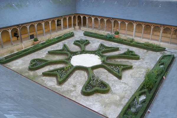 France, Haute Normandie, Seine Maritime, montivilliers, abbaye, cloitre, jardin de buis, piliers de bois,