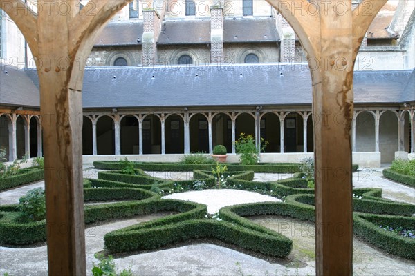 France, Haute Normandie, Seine Maritime, montivilliers, abbaye, cloitre, jardin de buis, piliers de bois,