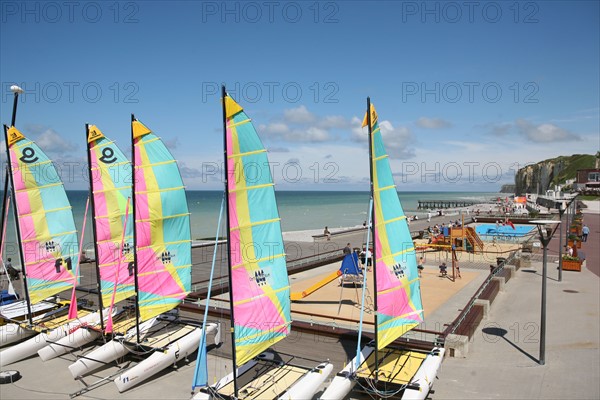 France, Haute Normandie, Seine Maritime, veules les roses, pays de Caux maritime, plage, galets, voiles, catamarans, club nautique, ecole de voile,