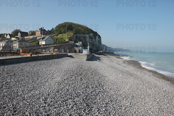 France, Haute Normandie, Seine Maritime, veules les roses, pays de Caux maritime, plage, galets, falaise, mer, vague, cote d'albatre,