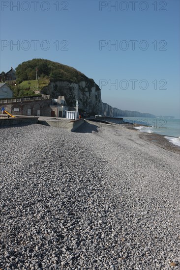 France, Haute Normandie, Seine Maritime, veules les roses, pays de Caux maritime, plage, galets, falaise, mer, vague, cote d'albatre,