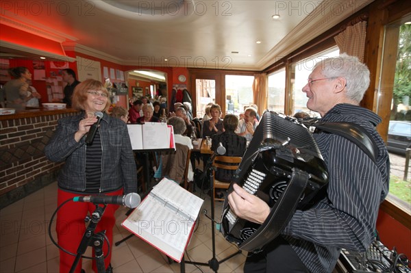 France, Haute Normandie, Seine Maritime, pays de bray, les ventes saint remy, cafe de pays, le rendez vous, dejeuner guinguette, accordeon et chanteuse,