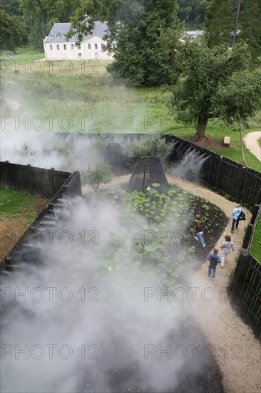 France, Haute Normandie, Seine Maritime, vallee de la Seine, gruchet le valasse, parc EANA, consacre au developpement durable, environnement, jardin, brume,