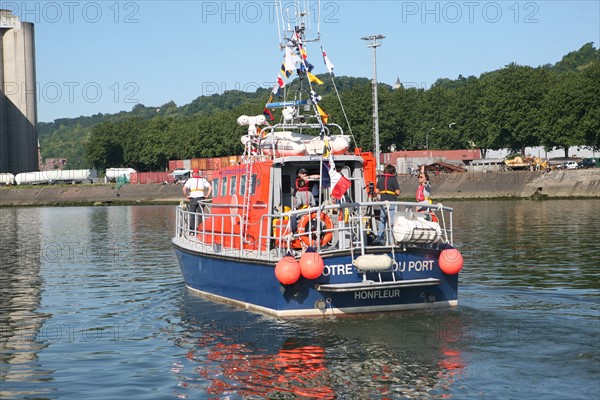 France, Haute Normandie, Seine maritime, vallee de la Seine, armada 2008, 14 juillet 2008, grande parade en Seine, vedette snsm notre dame du port (station de Honfleur)