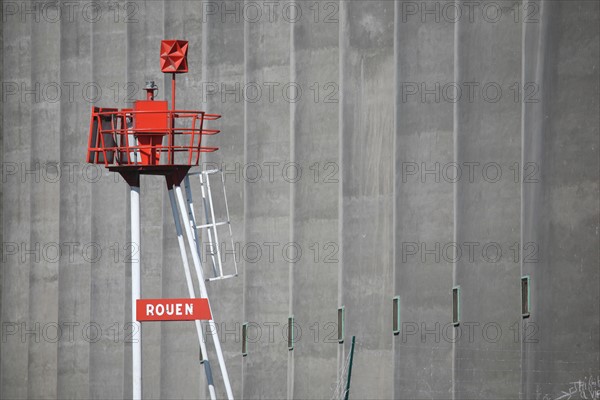 France, Haute Normandie, Seine maritime, vallee de la Seine, Rouen, signalisation de chenal sur fond de silos a cereales,