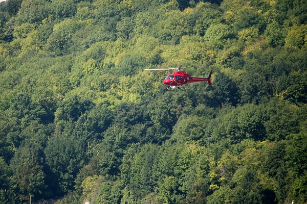 France, Haute Normandie, Seine maritime, vallee de la Seine, armada 2008, 14 juillet 2008, grande parade en Seine, helicoptere rouge, foret,