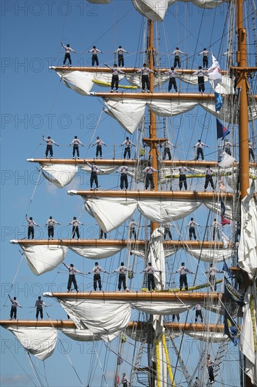 France, Haute Normandie, Seine maritime, vallee de la Seine, armada 2008, 14 juillet 2008, grande parade en Seine, grands voiliers, navire mexicain cuauhtemoc, marins dans la mature,