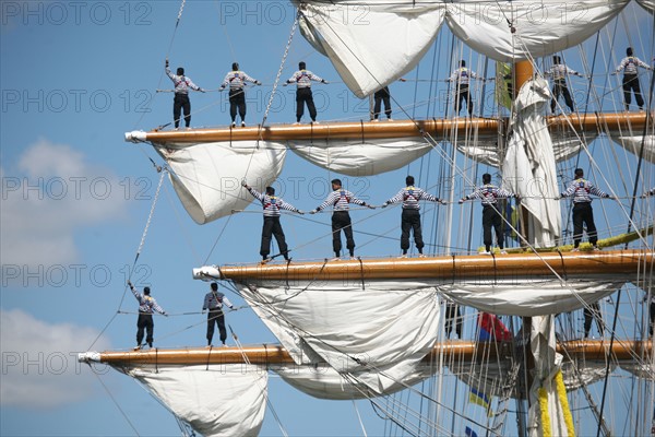 France, Haute Normandie, Seine maritime, vallee de la Seine, armada 2008, 14 juillet 2008, grande parade en Seine, grands voiliers, navire mexicain cuauhtemoc, marins dans la mature,