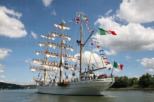 France, Haute Normandie, Seine maritime, vallee de la Seine, armada 2008, 14 juillet 2008, grande parade en Seine, grands voiliers, navire mexicain cuauhtemoc, marins dans la mature,