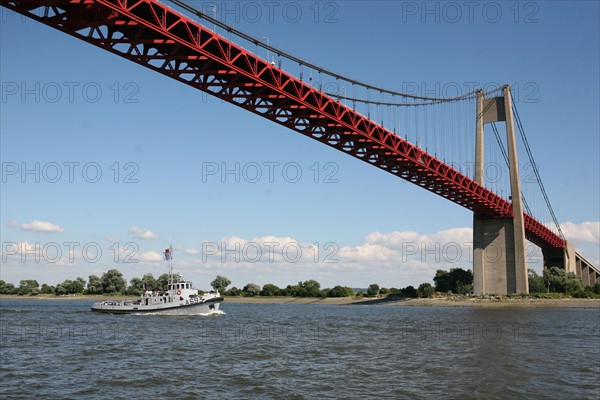 France, Haute Normandie, Seine maritime, vallee de la Seine, armada 2008, 14 juillet 2008, grande parade en Seine, pont de Tancarville, remorqueur militaire francais,