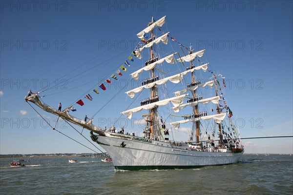 France, Haute Normandie, Seine maritime, vallee de la Seine, armada 2008, 14 juillet 2008, grande parade en Seine, pont de Normandie, grands voiliers, navire mexicain cuauhtemoc, marins dans la mature,